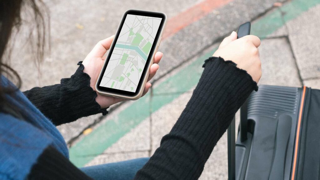 Muestra de mujer viendo negocios en google maps