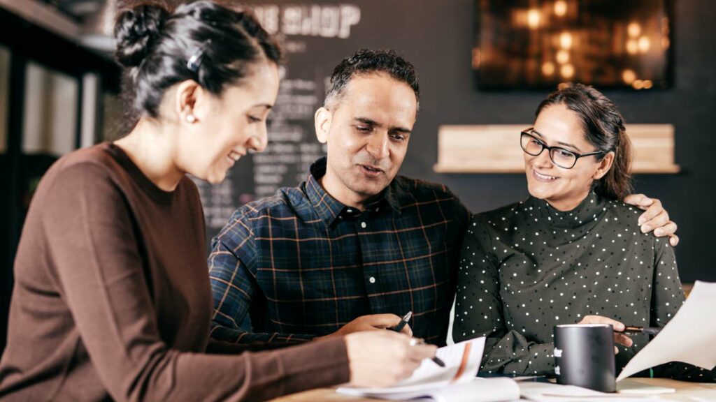 Personas firmando contrato para adquirir alguna de las Franquicias Más Rentables en México