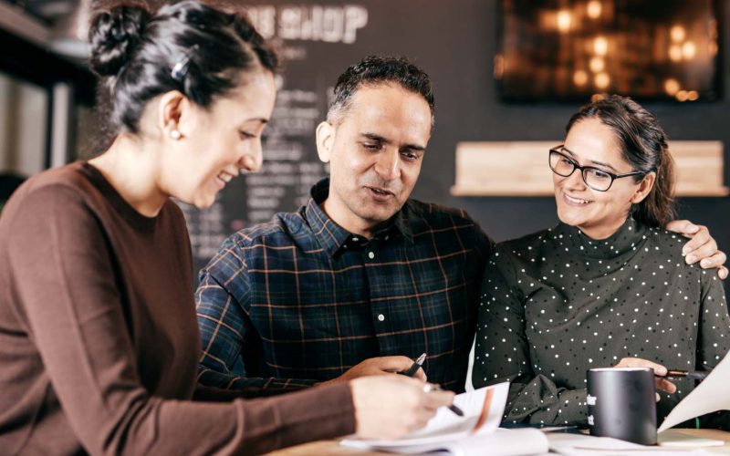 Personas firmando contrato para adquirir alguna de las Franquicias Más Rentables en México