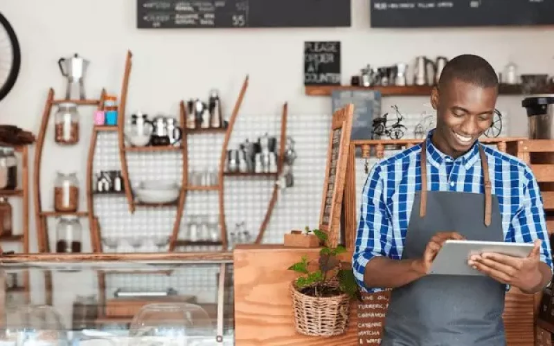 pequeno empresário em estoque tablet